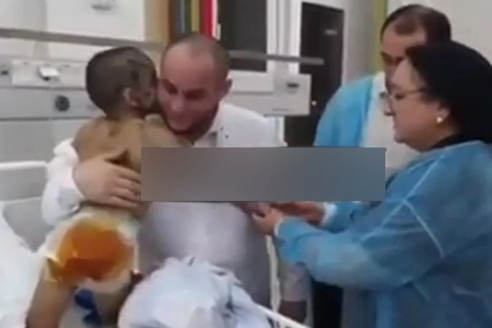 Врачам удалось спасти девочке руку, но её состояние остаётся стабильно тяжёлым. Фото: кадр видео