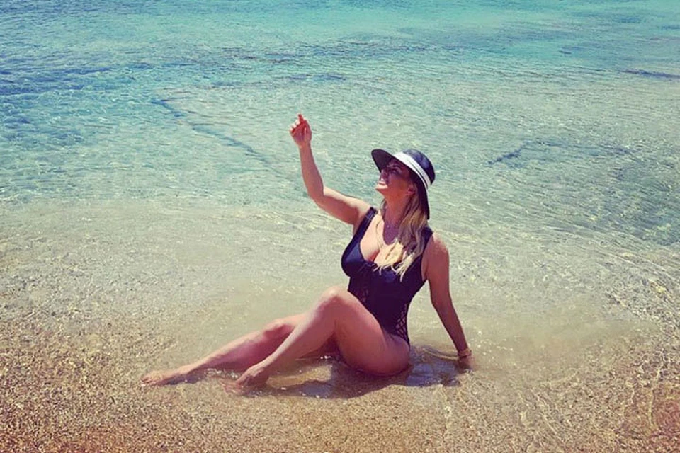 Анна Семенович загружает в Instagram свои фото с отдыха на острове Миконос.