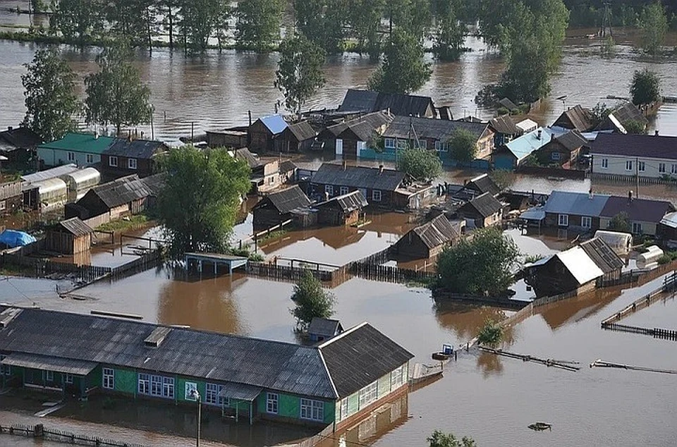 "Ищу свой дом!": в пострадавшем от наводнения Тулуне местные жители вместе ищут уплывшее жилье и вещи