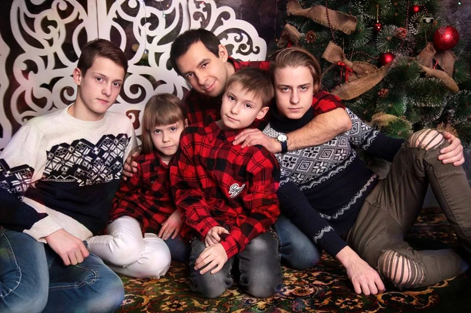 За год в семье ребята сильно изменились. Слева направо: Леша (17 лет), Саша (10 лет), Антон (11 лет), Игорь (18 лет). Их обнимает Антон Рубин