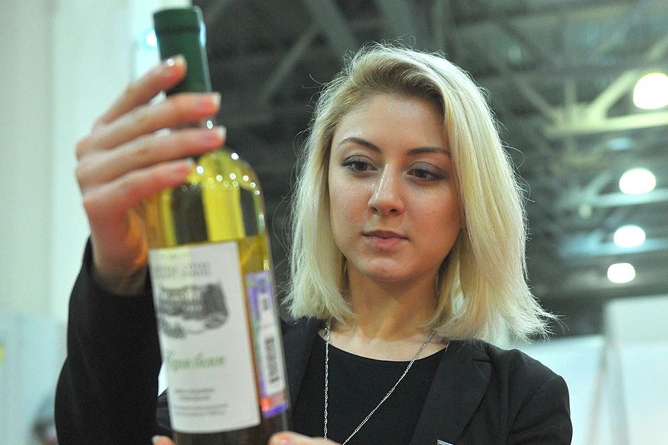 Российские виноделы, которые делают вино не из привозных виноматериалов, а из собственного, выращенного в России, винограда, смогут получать налоговый вычет.