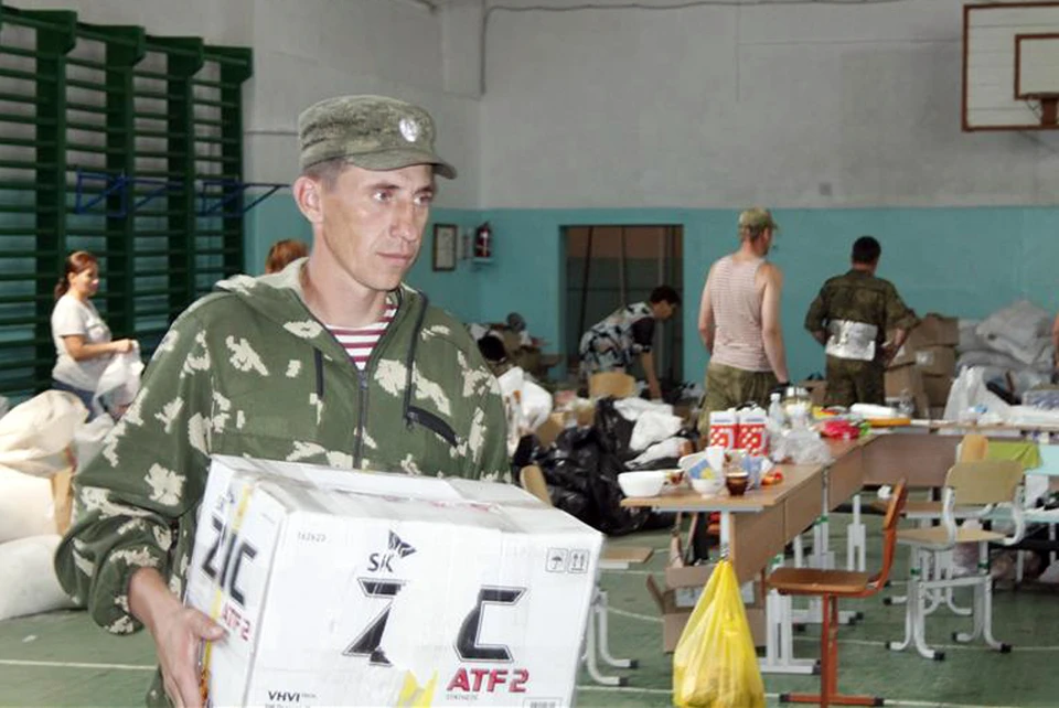 Сотрудники Росгвардии доставляют гуманитарную помощь людям домой. Фото: Росгвардия РФ