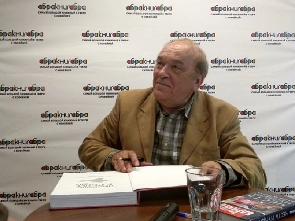 После презентации книги Виктор Николаевич устроил автограф-сессию