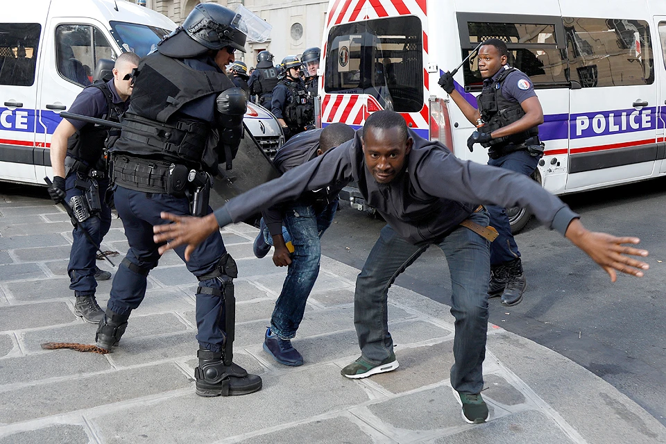 Парижские полицейские во время стычки с мигрантами у Пантеона.
