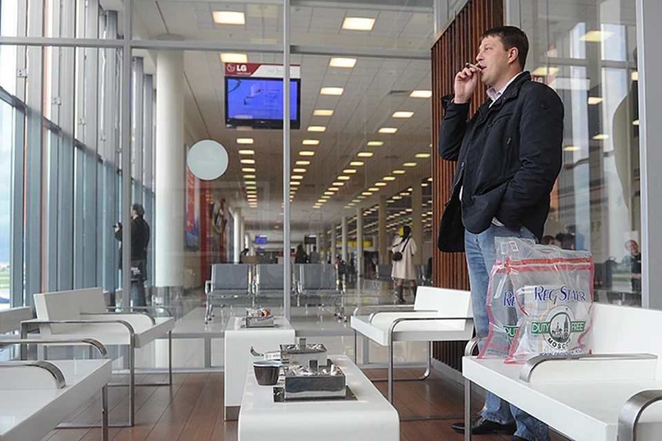 Шереметьево первым среди аэропортов России выступил с предложением вернуть курилки в закрытые зоны. Фото ТАСС/ Валерий Шарифулин