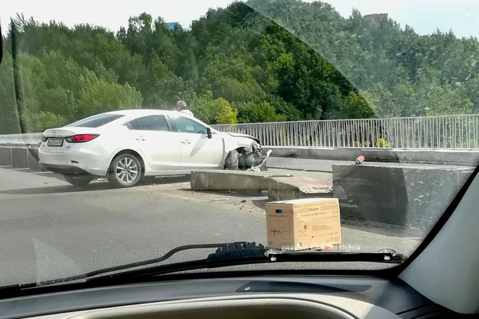 «Mazda протаранила бетонные блоки»: Мызинский мост встал в пробке