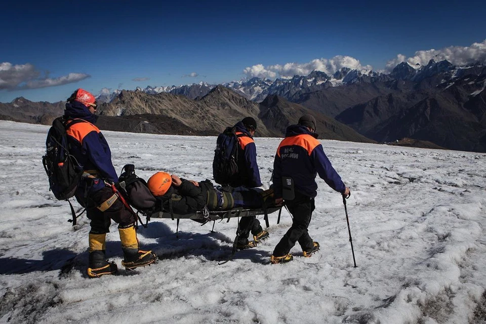 Спасатели выдвинулись к месте падения альпинистов Фото: ГУ МЧС по КБР