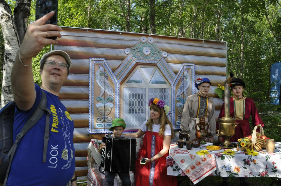 Селфи - слово заморское, а вот костюмы для него - очень даже русские народные.
