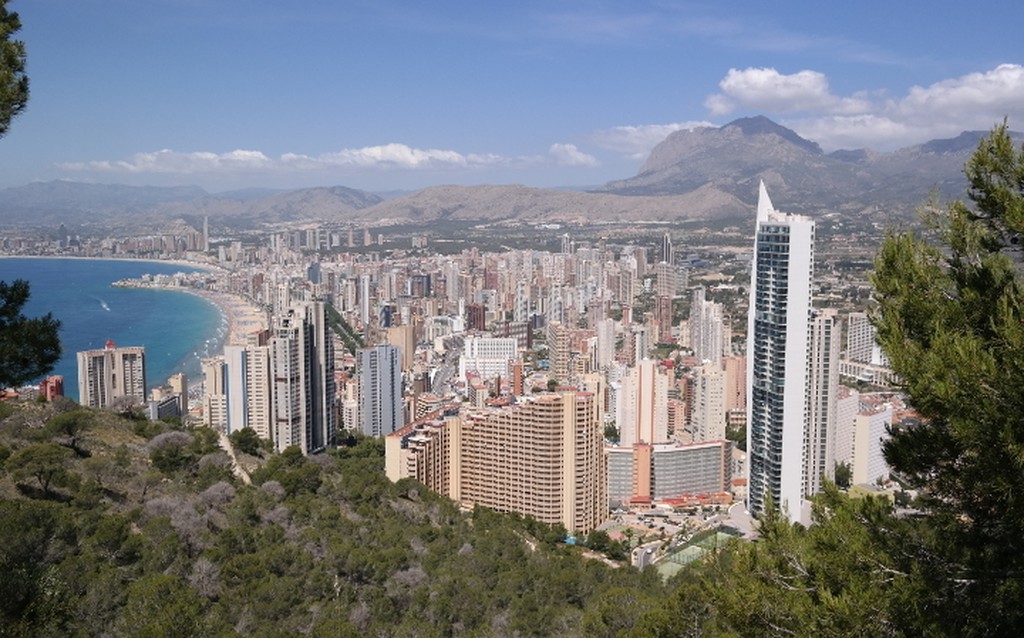 Вот за такой непривычный для морского курорта городской пейзаж Бенидорм и любят, и ругают.