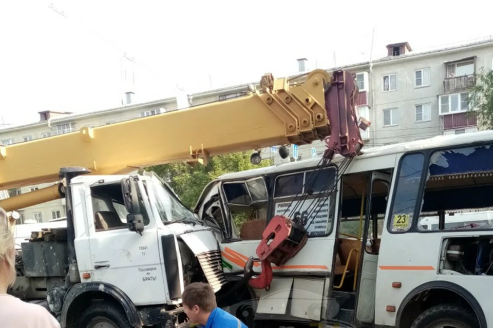 Кран протаранил три маршрутки в Ленинском районе Челябинска.