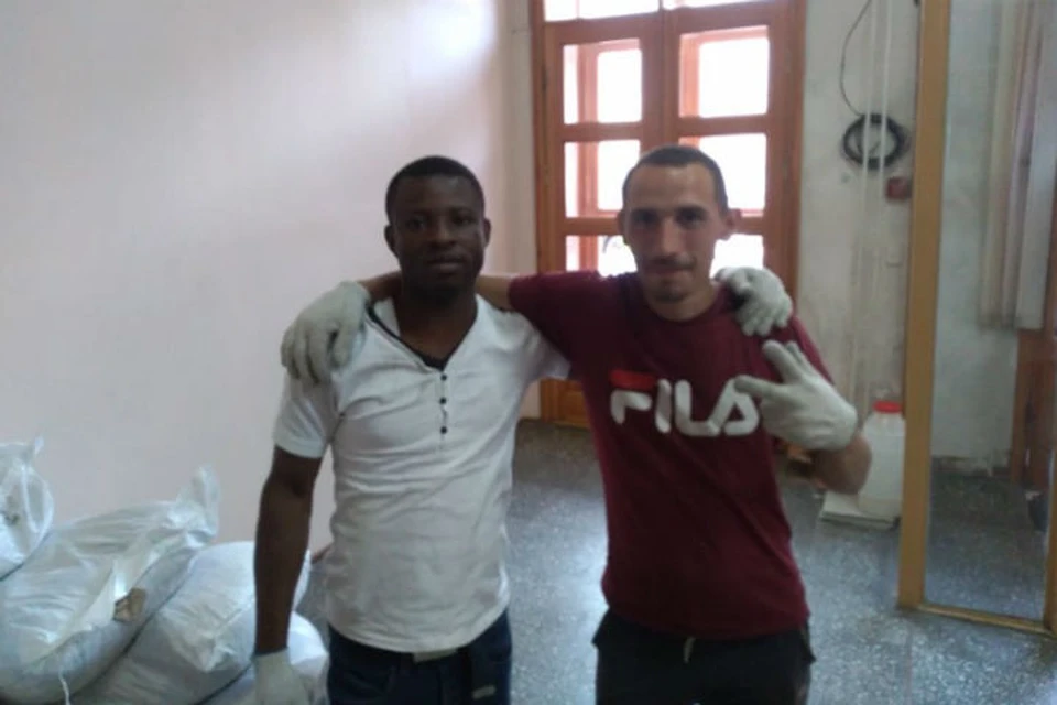На фото Андрей в пункте приема гуманитарной помощи вместе с новым товарищем, волонтером из Кот-д'Ивуара. Фото: страница Алексея Елизарьева в Facebook.