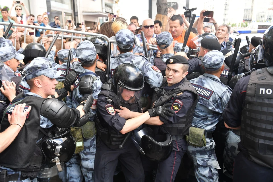 Журналист Роман Голованов изнутри посмотрел на несанкционированный митинг