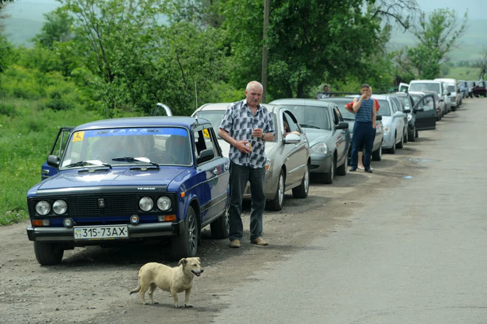 На границе Украины и Крыма - очереди из желающих покинуть Незалежную.