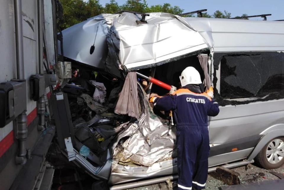 Авария случилась 29 июля на трассе М4 «Дон» в Красносулинском районе. Фото: ГУ МЧС России по РО.