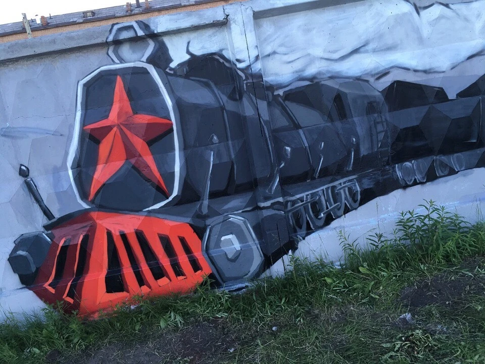 В прошлом году в третьем микрорайне Воркуты Сергей Волгин нарисовал граффити, посвященное 150-летию железной дороги