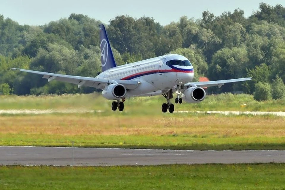 Около 3 часов ночи 31 июля на самолете Sukhoi Superjet-100 начал сбоить двигатель