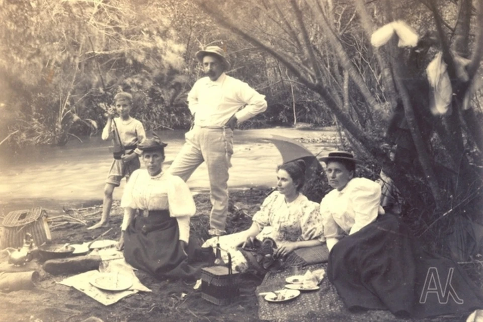 Элеонора Прей в былые времена с удовольствием участвовала в семейных пикниках. Фото из фондов музея имени Арсеньева