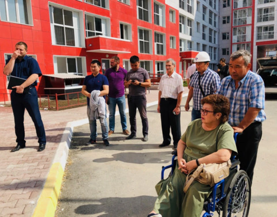 Инвалиды-колясочники протестировали доступность и безопасность условий для передвижения.