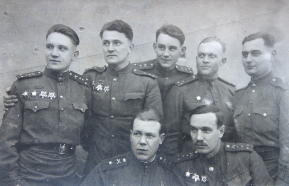 Фото сделано в поселке Гутенфельд в начале февраля 1945-го. Мишенин стоит слева, его командир Елисеев - сидит слева.