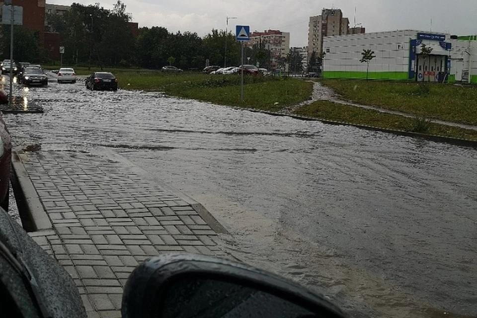 Малой поплыл. Ливень в Петербурге. Наводнение Питер 2019. Затопленный центр СПБ 2019. Центр СПБ затопило.