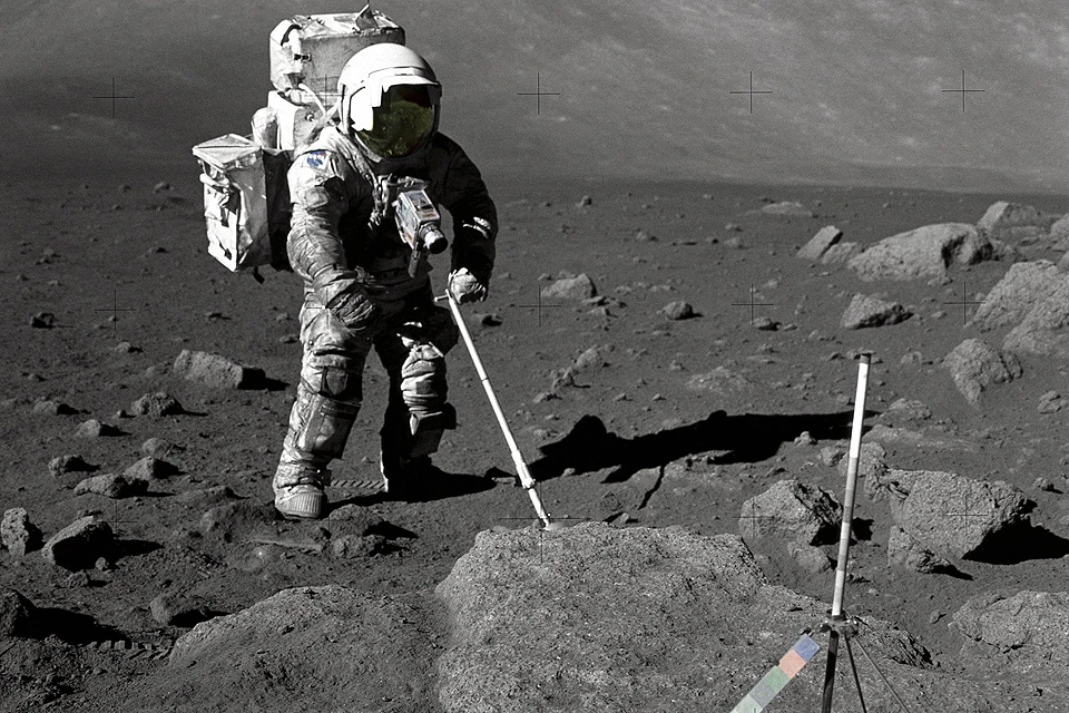 Астронавт изучает лунный грунт в рамках пилотируемого полета к спутнику земли "Аполлон-17", 1972 год.