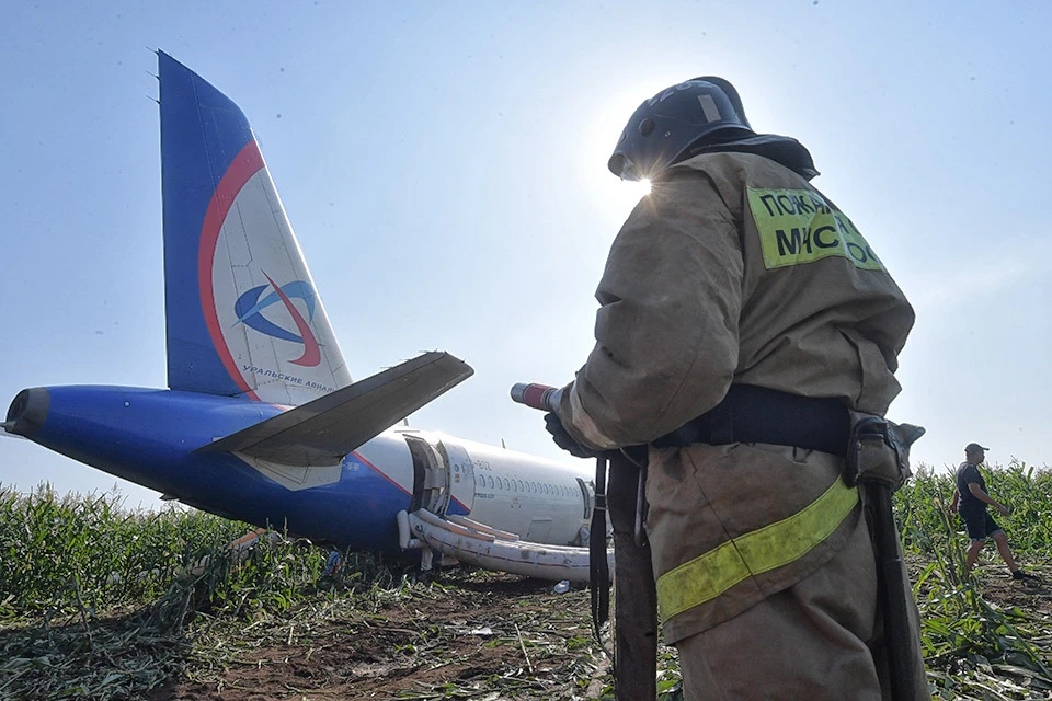 Посадивших аварийный самолет пилотов обвиняют в «соучастии в нелегальном перемещении людей на оккупированную захватчиками территорию».