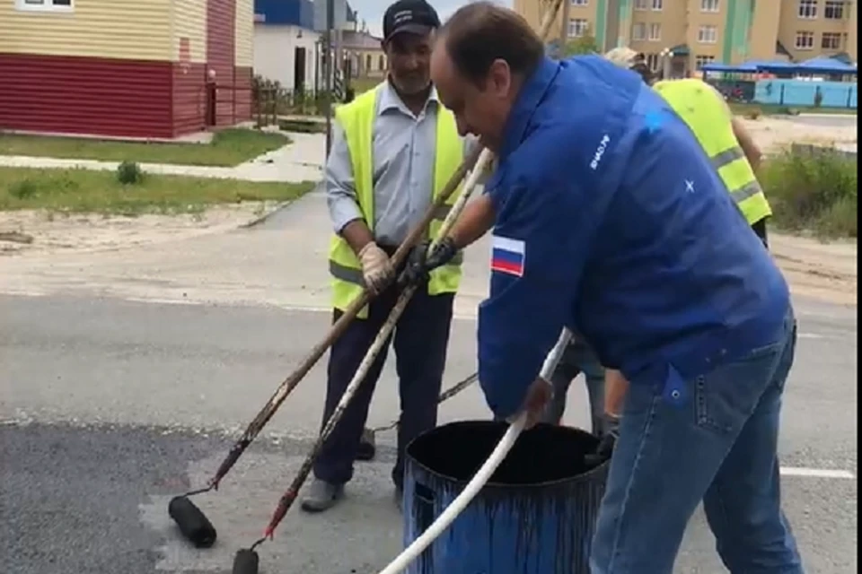 Мэр Муравленко объяснил, зачем красил асфальт Фото: скрин видео vk.com