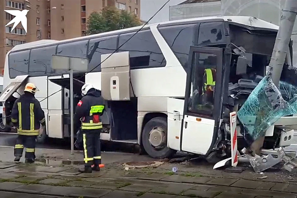 Автобус с китайскими туристами врезался в столб.