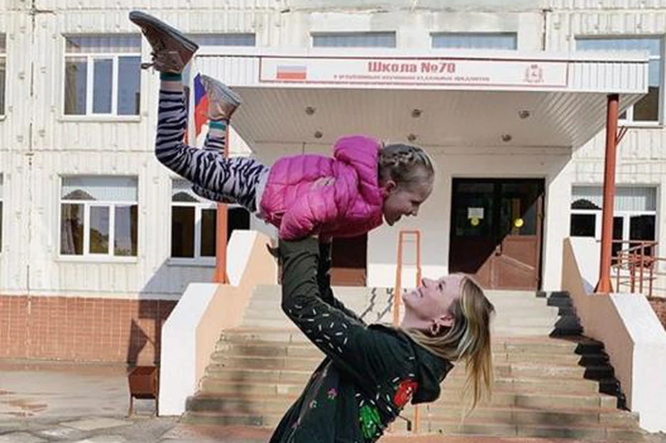 Модель периодически навещает маму в Нижнем Новгороде.