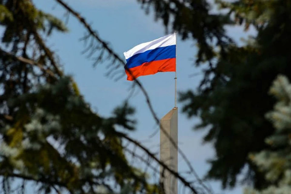 Дончане мечтают, чтобы белая полоса российского флага уже сменила черную. Фото: ДАН