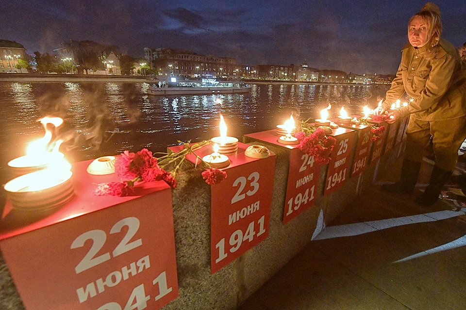 Участники акции`Линия памяти`на Крымской набережной.