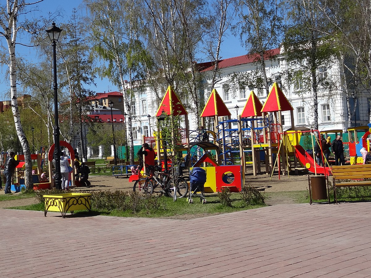 Подростки избили двух целующихся геев на детской площадке. Место действия  приписывают Тюмени - KP.RU