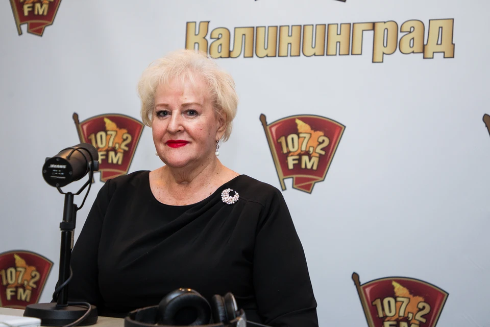 Людмила Осипова в студии радио "Комсомольская правда".