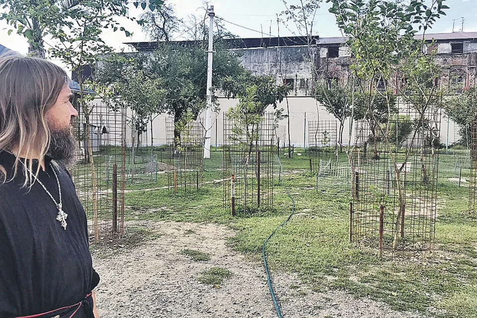 Батюшка Андрей показывает журналисту «Комсомолки» абхазскую тюрьму в Драндах. Ее от храма отделяет лишь забор и сад. По ночам воры там закатывают «дискотеки»...