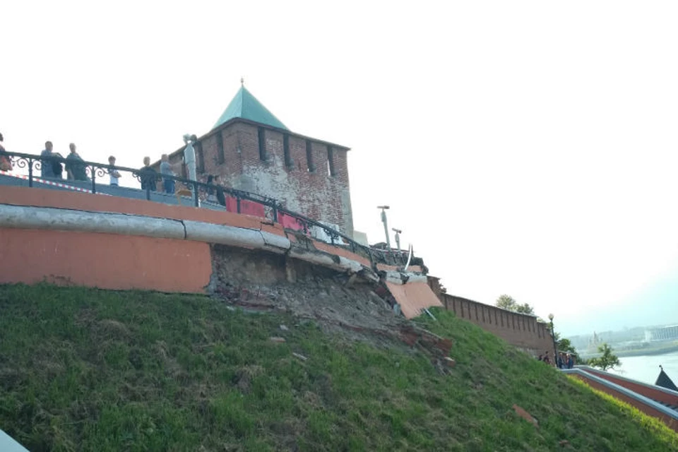 Облицовка фасада Чкаловской лестницы обрушилась в Нижнем Новгороде.