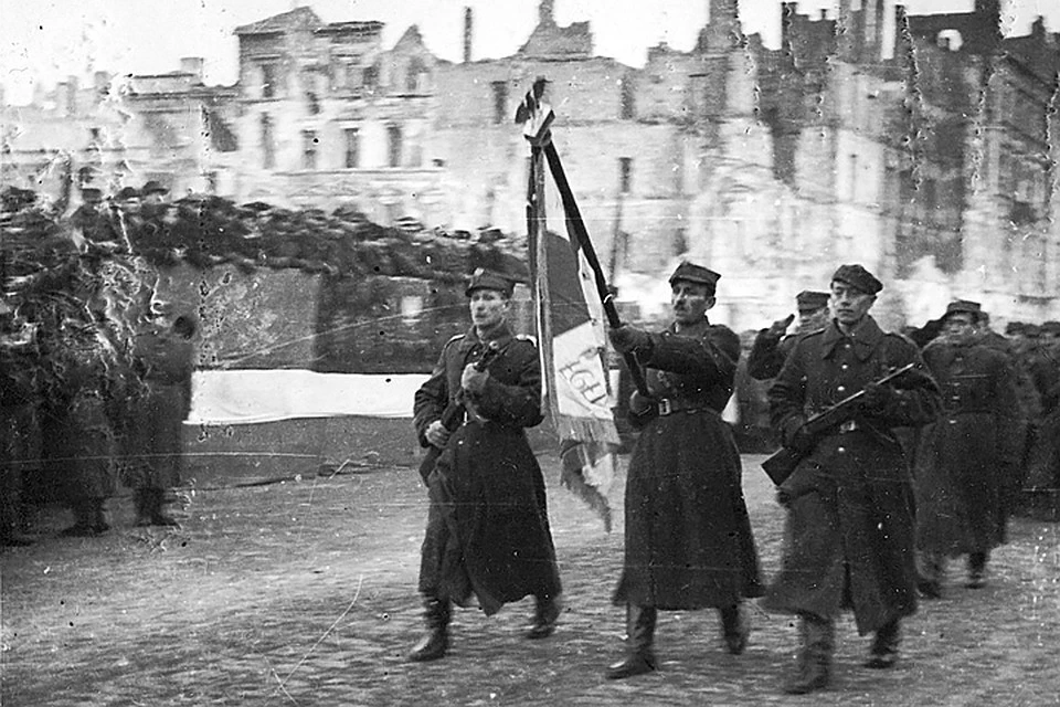 Сами поляки недолюбливали Берлин и ненавидели Москву. Но ошибочный выбор в конце 30-х сделали