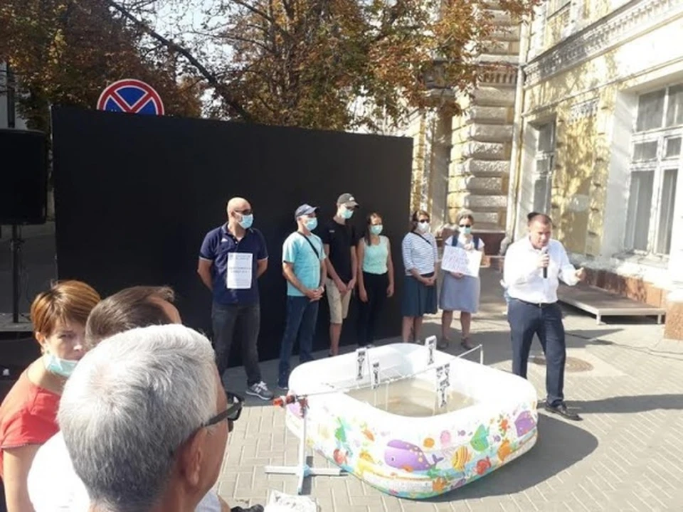 Перед зданием мэрии в Кишиневе в прошлую субботу прошел протест против зловония в столице.