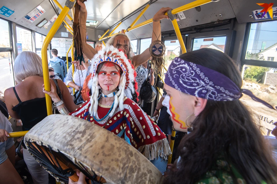 Индейцы стали любимцами публики в театрализованном троллейбусе