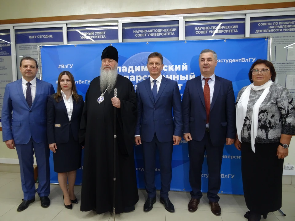 Вице-спикер ЗакСобрания Роман Кавинов, замминистра спорта Московской области Татьяна Кравчук, митрополит Тихон, губернатор Владимир Сипягин, ректор ВЛГУ Анзор Саралидзе