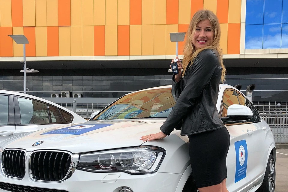 Чемпионка мира по конькобежному спорту и серебряный чемпион Олимпиады в Сочи Ольга Фаткулина продает подарок президента — автомобиль BMW.