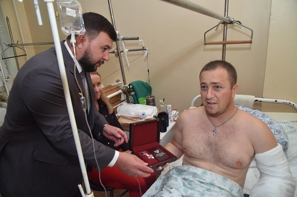 Денис Пушилин вручил знак отличия «За заслуги перед Республикой» – трем сотрудникам МЧС. Фото: denis-pushilin.ru