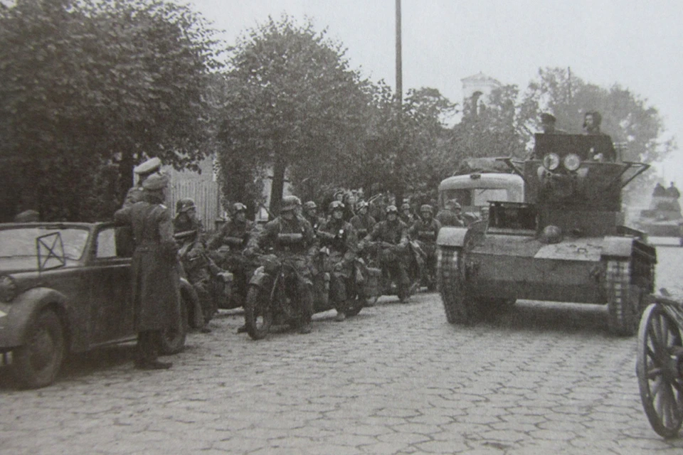 22 сентября 1939-го. Немецкие мотоциклисты смотрят, как танки Красной армии входят в Брест.