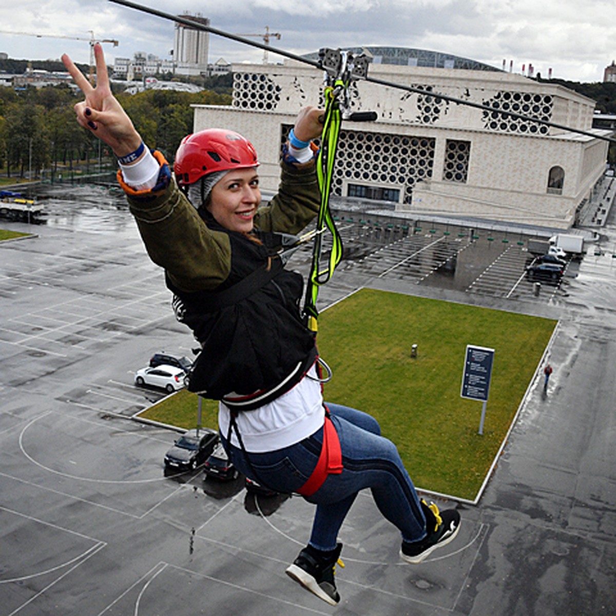 Экстремальное развлечение Zipline.Moscow: как спуститься с крыши «Лужников»  за 20 секунд - KP.RU