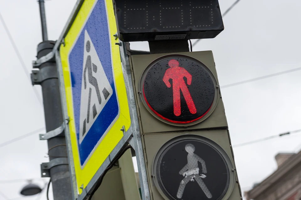 В Петербурге появился первый пешеходный переход, для освещения которого используются «умные фонари»
