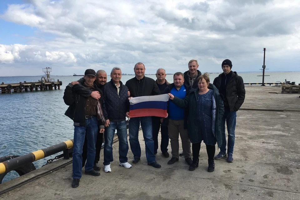 Экипаж "Норда" сохранил флаг России, когда их удерживали на Украине. Фото: Сергей Лесков