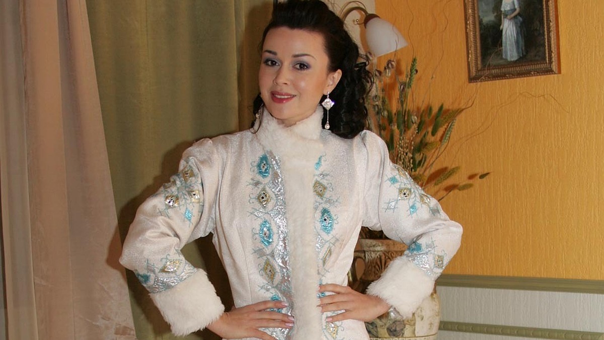 Ол мені жігіттің мысығын жалауға мәжбүр етті.