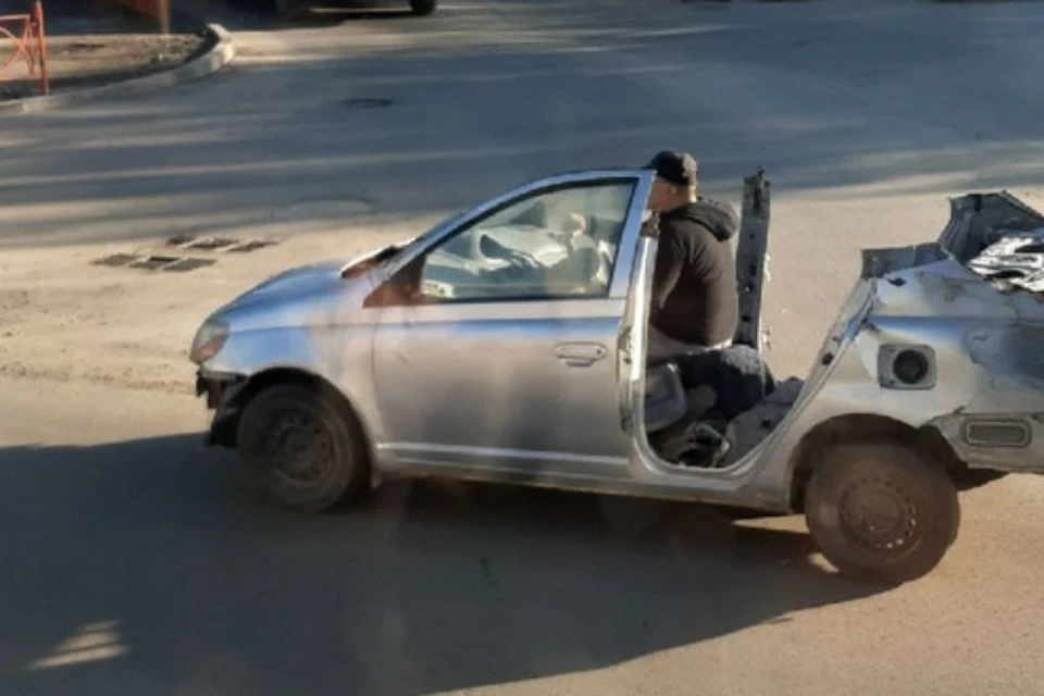 "А я сяду в кабриолет": сибиряк прокатился по городу на иномарке без крыши и дверей. Фото: группа "Как дела, Усолье? | КДУ" в соцсетях.