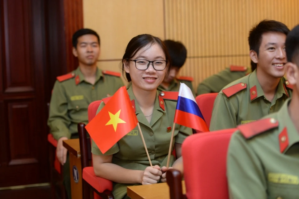 Вьетнамские студенты выразили признательность за высокий уровень профессиональной подготовки, полученной в России. Фото: МВД РФ