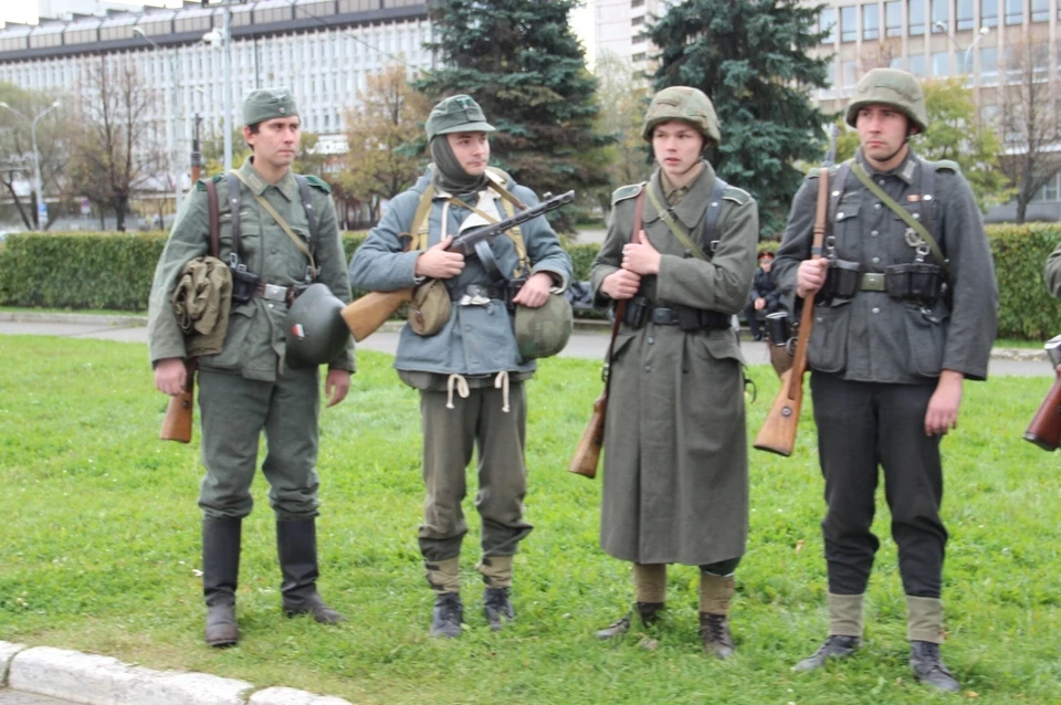 У реконструкторов и оружие, и военная форма соответствуют военной эпохе.