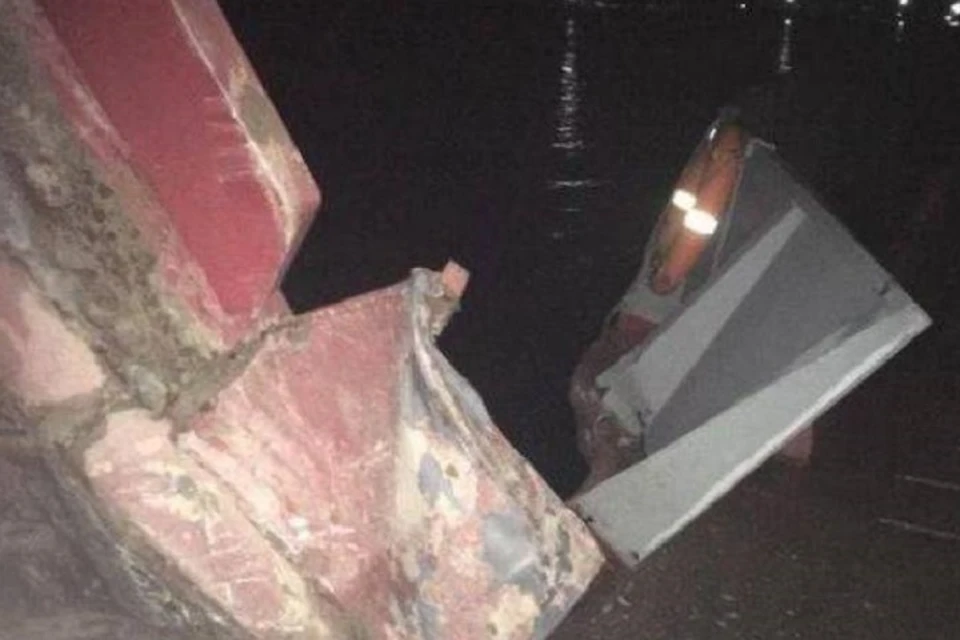 Повреждена носовая часть одного из паромов.